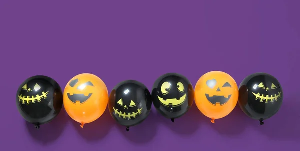 Wiersz Śmieszne Balony Halloween Fioletowym Tle Miejsca Tekst — Zdjęcie stockowe