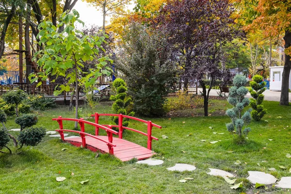 Gyönyörű Városi Park Zöld Gyeppel Piros Híddal — Stock Fotó