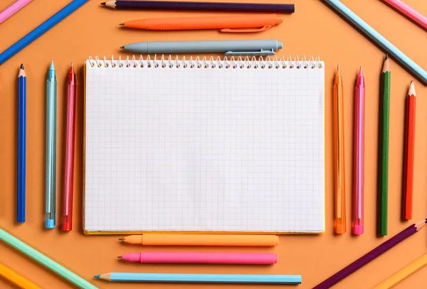 ノートブック 異なるペンと色の背景上の鉛筆で構成 — ストック写真