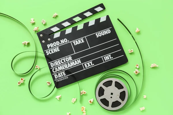Film Tapsoló Tekercs Popcorn Zöld Háttér — Stock Fotó