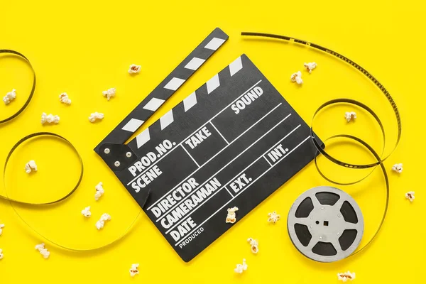 Película Clapper Con Carrete Palomitas Maíz Sobre Fondo Amarillo —  Fotos de Stock