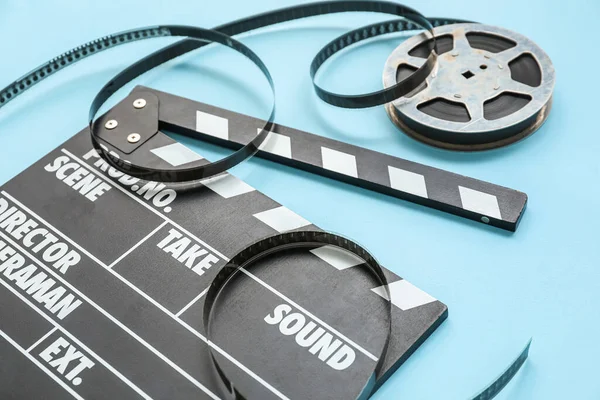Mavi Arka Planda Makaralı Film Alkışı Yakın Plan — Stok fotoğraf