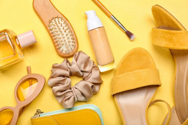 Diferentes Acessórios Femininos Sapatos Fundo Amarelo — Fotografia de Stock