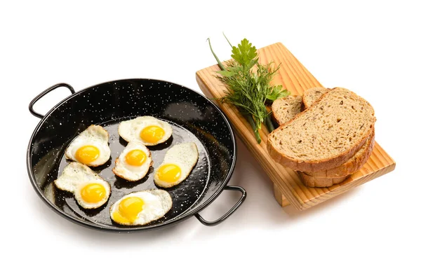 Braadpan Met Gebakken Kwarteleitjes Brood Groente Witte Ondergrond — Stockfoto