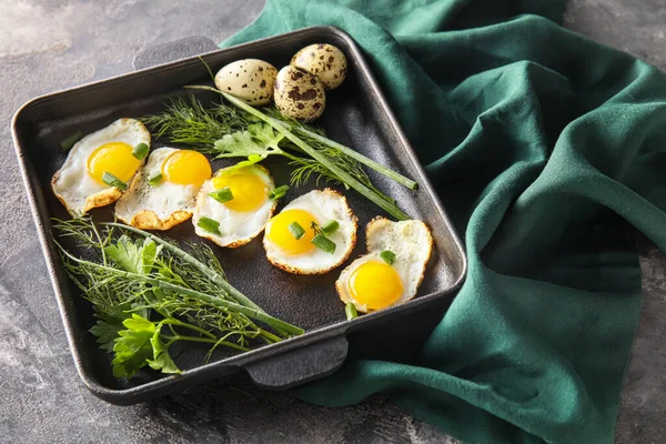 Frying Pan Tasty Fried Quail Eggs Greens Grunge Background Closeup — Stock Photo, Image