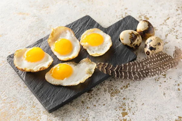 Slate Board Fried Quail Eggs Light Background Closeup — Stock Photo, Image