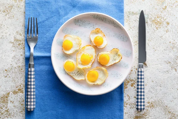 Πιάτο Νόστιμα Τηγανητά Αυγά Ορτυκιού Ελαφρύ Φόντο — Φωτογραφία Αρχείου