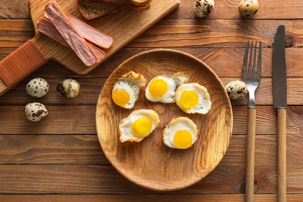 Bord Met Lekkere Gebakken Kwarteleitjes Houten Tafel — Stockfoto