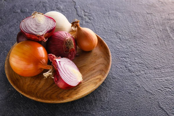 Wooden Plate Fresh Onion Dark Background — Stock Photo, Image