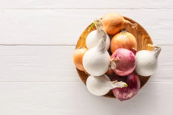 Plate Fresh Onion Light Wooden Background — Stock Photo, Image