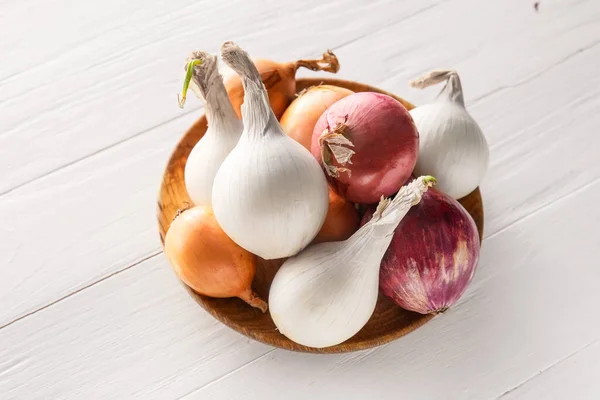 Plate Fresh Onion Light Wooden Background — Stock Photo, Image