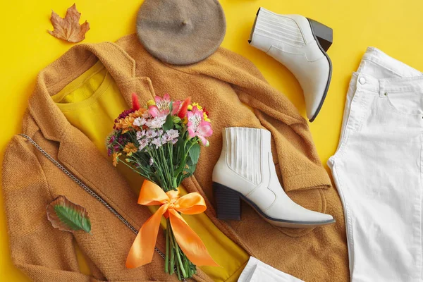 Strauß Schöner Blumen Mit Stilvoller Kleidung Schuhen Baskenmütze Und Herbstblättern — Stockfoto