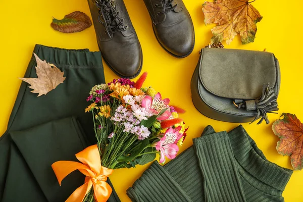 Buquê Flores Bonitas Com Roupas Elegantes Sapatos Saco Folhas Outono — Fotografia de Stock