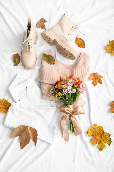 Stilvoller Pullover Mit Stiefeln Hosen Blumenstrauß Und Herbstblättern Auf Weißem — Stockfoto