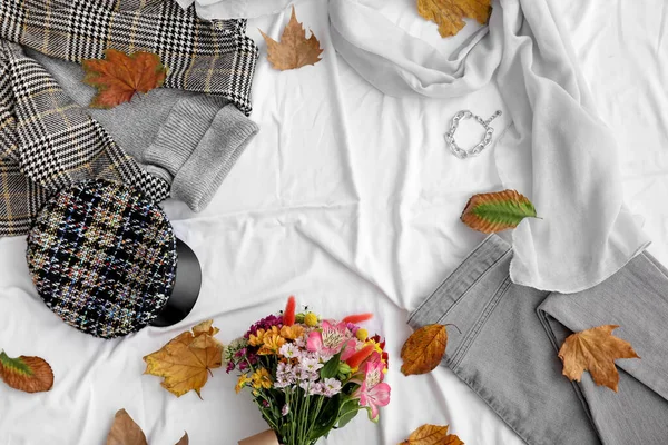 Rahmen Aus Herbstkleidung Accessoires Und Laub Auf Weißem Stoffhintergrund — Stockfoto