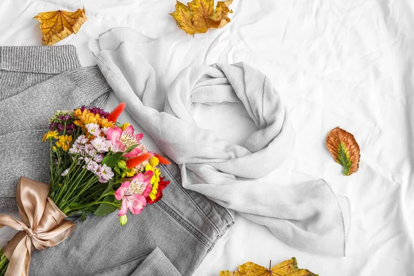 Buquê Flores Com Cachecol Suéter Calças Folhas Outono Sobre Fundo — Fotografia de Stock