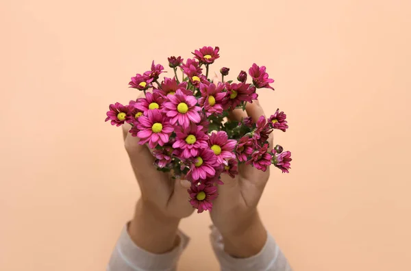 Mujer Con Flores Crisantemo Sobre Fondo Beige Primer Plano — Foto de Stock