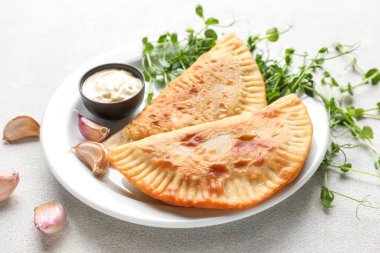 Lezzetli chebureks ve soslu tabak, yakın plan.