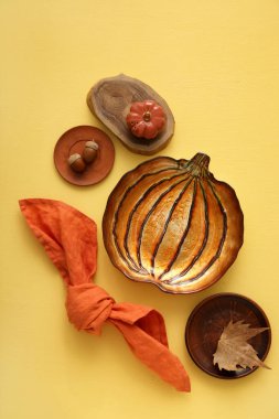 Sarı arka planda meşe palamudu bulunan sonbahar tablosu