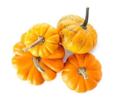 Beyaz arka planda olgun Cadılar Bayramı balkabakları yığını