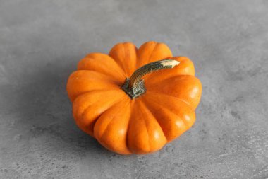 Cadılar Bayramı balkabağı arka planda, yakın plan