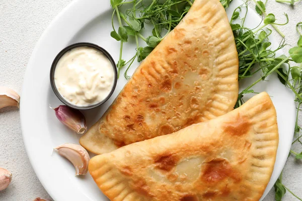 Lezzetli chebureks ve soslu tabak, yakın plan.