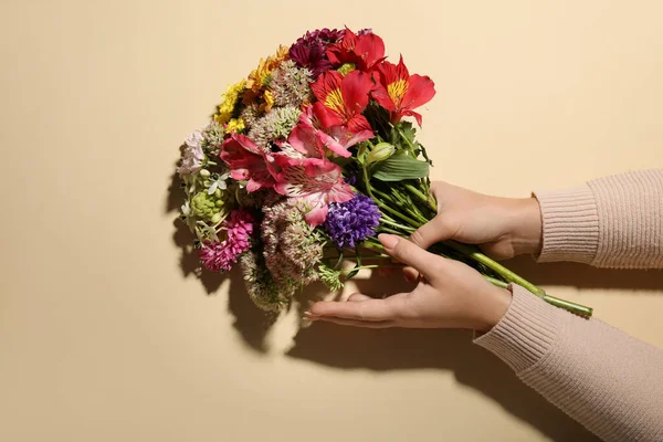 Manos Femeninas Ramo Hermosas Flores Sobre Fondo Beige — Foto de Stock