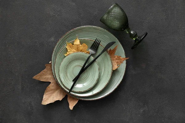 Autumn Table Setting Fallen Leaves Dark Background — Stock Photo, Image