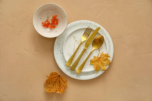 Herbstliche Tischdekoration Mit Abgefallenen Blättern Und Eberesche Auf Beigem Hintergrund — Stockfoto