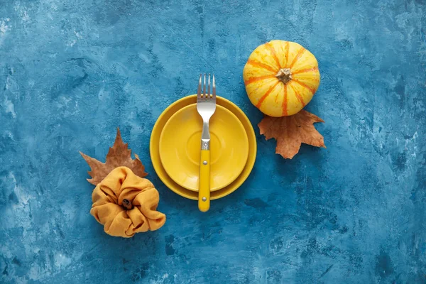 Herbstliche Tischdekoration Mit Kürbis Und Fallenden Blättern Auf Grunge Hintergrund — Stockfoto