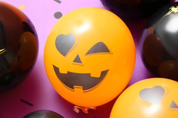 Zabawne Balony Halloween Tle Liliowym Zbliżenie — Zdjęcie stockowe