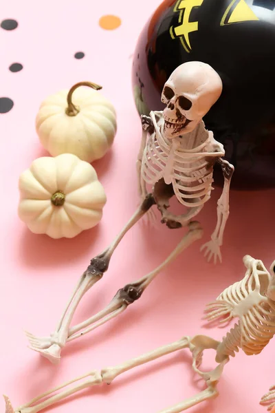 Skeletten Pompoenen Voor Halloween Feest Roze Achtergrond Close — Stockfoto