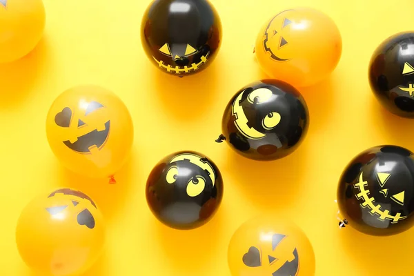 Zabawne Balony Halloween Żółtym Tle — Zdjęcie stockowe