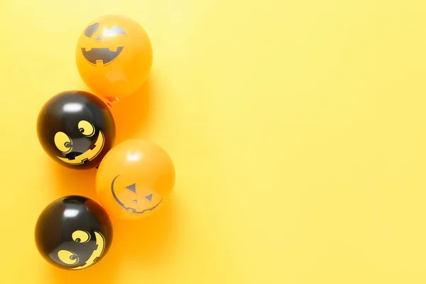 Balões Engraçados Halloween Fundo Amarelo — Fotografia de Stock
