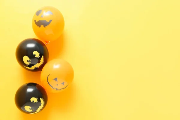 Zabawne Balony Halloween Żółtym Tle — Zdjęcie stockowe