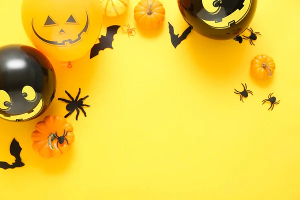 Skladba Halloweenskou Výzdobou Dýněmi Žlutém Pozadí — Stock fotografie