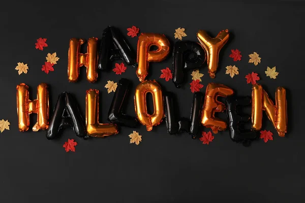 Text Happy Halloween Gjord Folieballonger Och Blad Mörk Bakgrund — Stockfoto