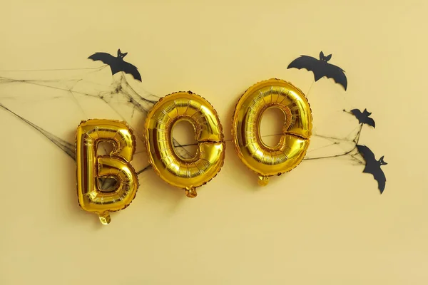 Word Boo Wykonane Balonów Pajęczyny Papierowe Nietoperze Żółtym Tle Święto — Zdjęcie stockowe
