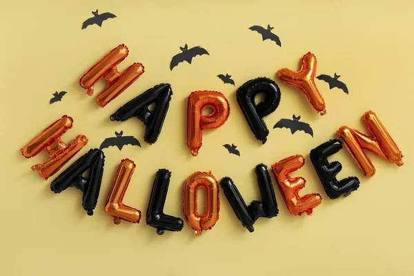 Tekst Happy Halloween Gemaakt Van Ballonnen Met Papieren Vleermuizen Gele — Stockfoto
