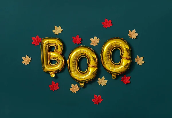 Word Boo Wykonane Balonów Opadłych Liści Ciemnej Ścianie Święto Halloween — Zdjęcie stockowe