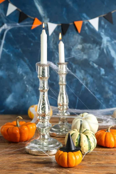 Halloween Kürbisse Mit Kerzenständern Und Netz Auf Tisch Neben Grunge — Stockfoto