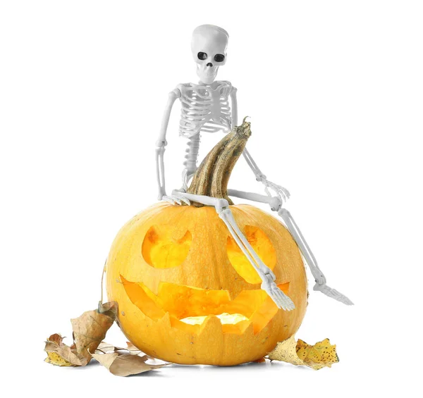Вырезанная Тыква Хэллоуин Скелетом Опавшими Листьями Белом Фоне — стоковое фото