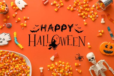 Turuncu arka planda birçok Cadılar Bayramı şekerli kompozisyon