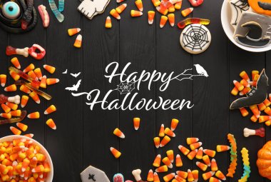 Siyah arka planda birçok Cadılar Bayramı şekerli kompozisyon