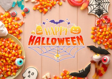 Ahşap arka planda bir sürü Cadılar Bayramı şekeri olan kompozisyon