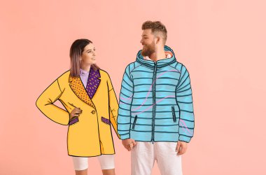 Pembe arka planda şık ceketli mutlu genç çift