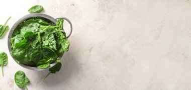 Açık arkaplanda taze ıspanak yaprakları kolandırıcı metin için boşluk ile