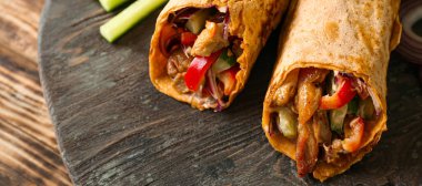 Ahşap tahtada lezzetli donör kebabı, yakın plan.