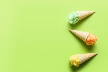 Yeşil arka planda pamuk şekerli waffle külahları