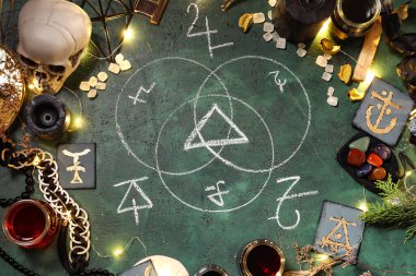 Ayin için sihirli özelliklerden ve renk arkaplanındaki sembollerden oluşan çerçeve